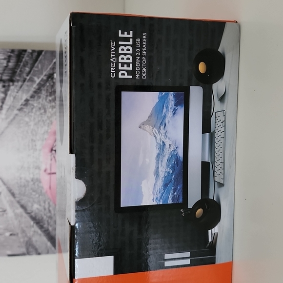 Creative Pebble V2 - Minimalistic 2.0 USB-C Powered Desktop Speakers - Picture 4 of 5